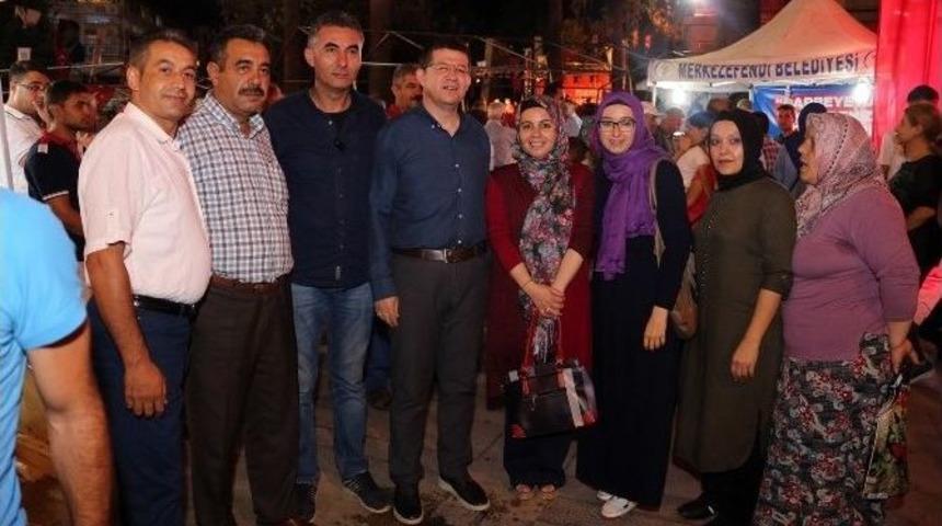 Demokrasi N&ouml;beti G&uuml;&ccedil;lenerek S&uuml;r&uuml;yor