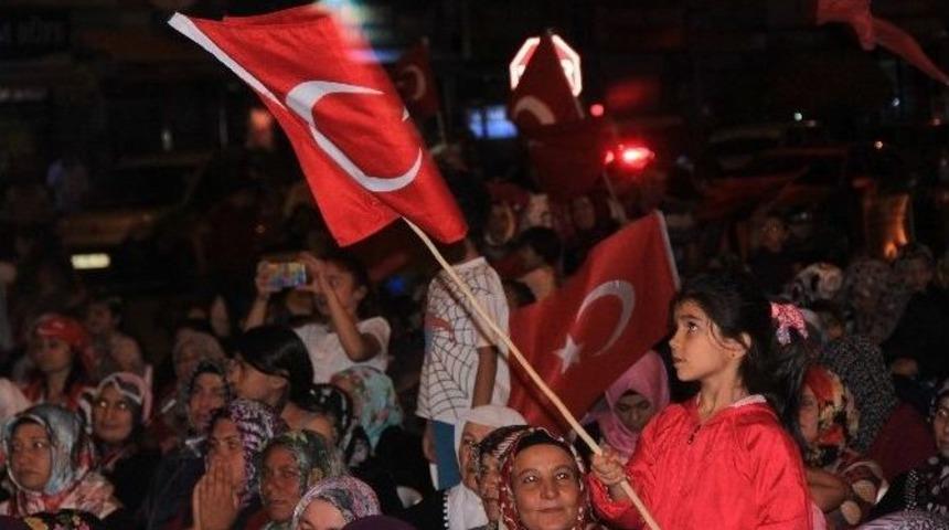 İncesu Belediye Başkanı Karayol, Demokrasi N&ouml;betinin 13. G&uuml;n&uuml;nde Ailesiyle Birlikte Meydana İndi