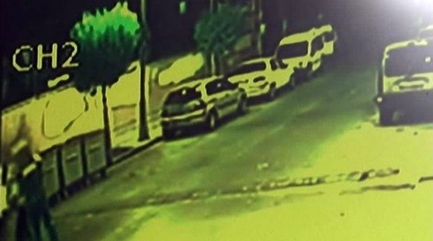 Halıya Sarılmış Cesedin &Ccedil;&ouml;p Konteynerine Bırakılma Anı Kamerada