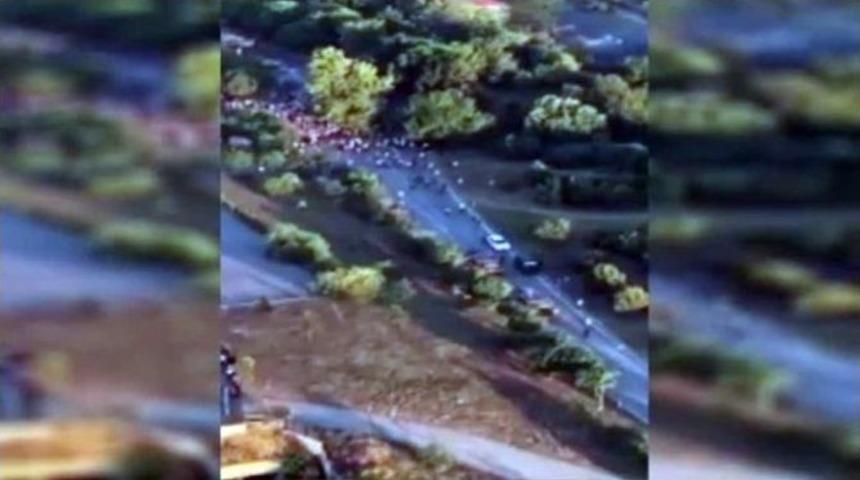 Vatandaşların Tankların &Ouml;n&uuml;ne Etten Duvar &Ouml;rerek, Hainleri Geri P&uuml;sk&uuml;rtmesi Kamerada