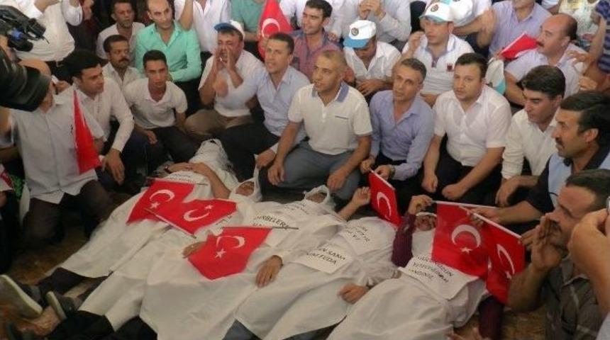 Sağlık &Ccedil;alışanlarından Darbeye Kefenli Protesto