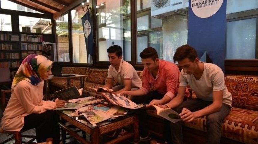 &Ouml;ğrencilerin Tek Adresi Kitap Kafe İle Kıraathane Oldu