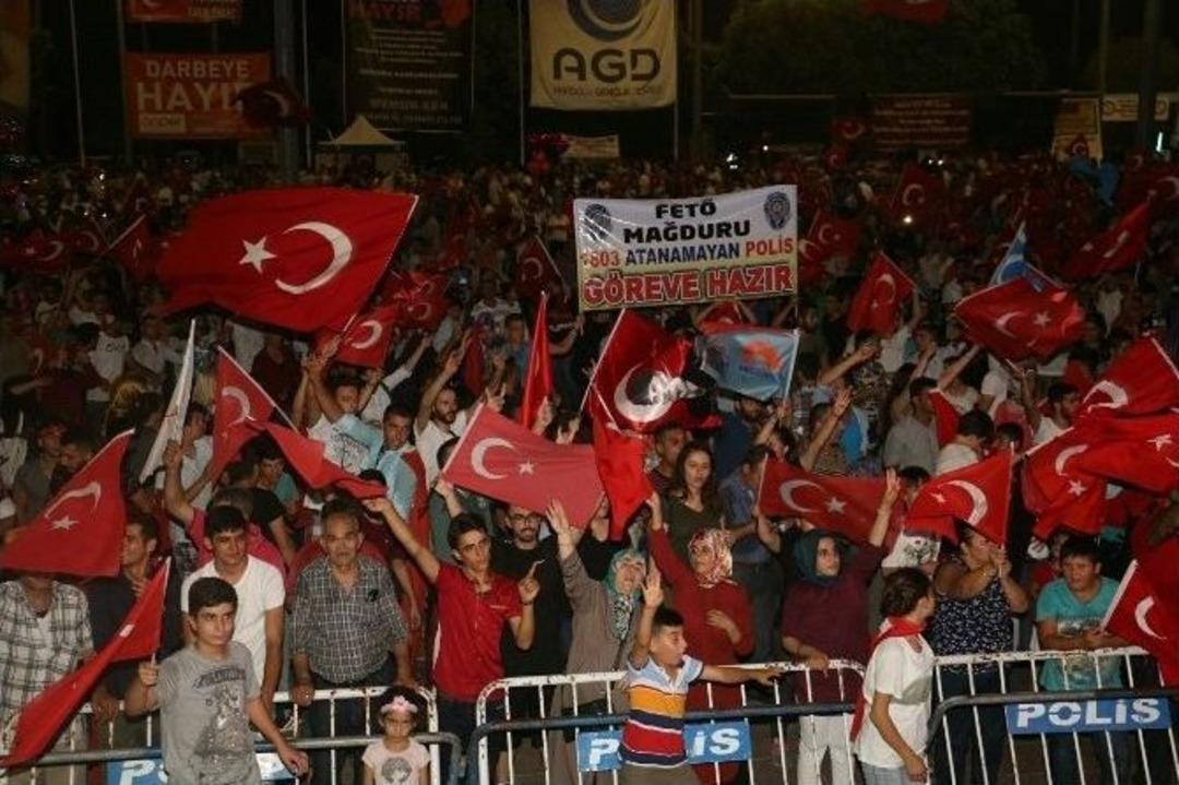 Mersin&rsquo;de Halk Meydanları Bırakmıyor