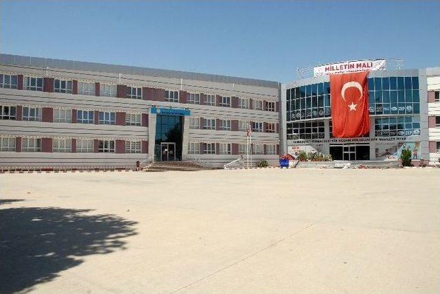 Fetö’nün Kapatılan Okullarına ‘milletin Malı’ Yazılı Afiş Asıldı