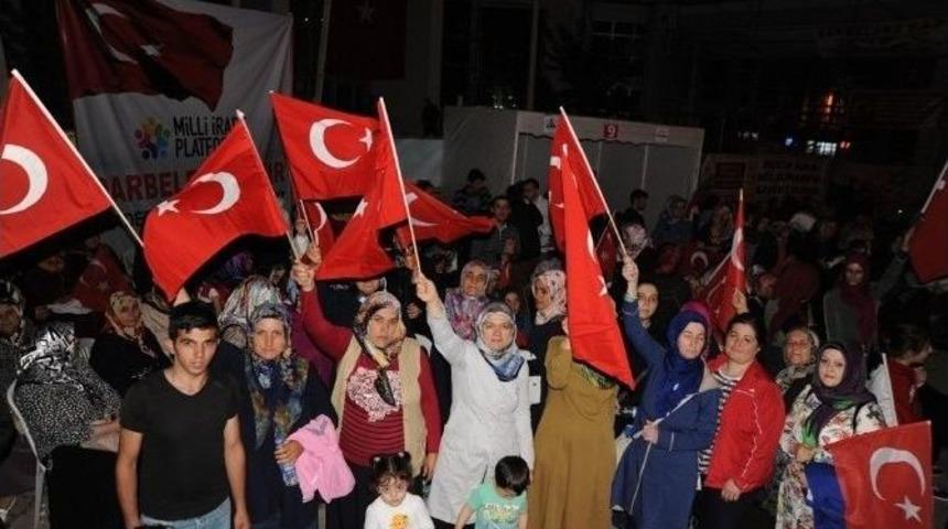 Artvin&rsquo;deki Demokrasi N&ouml;betinde Kar &Uuml;zerinde Yapılan Helva İkram Edildi