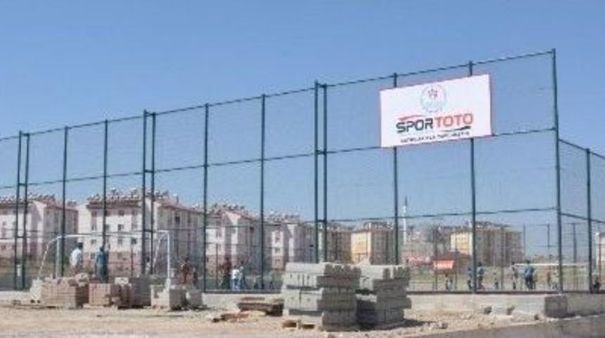 Tuşba Belediyesi&rsquo;nden Bir&ccedil;ok Mahalleye Modern Spor Sahaları