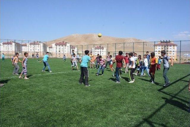 Tuşba Belediyesi’nden Birçok Mahalleye Modern Spor Sahaları