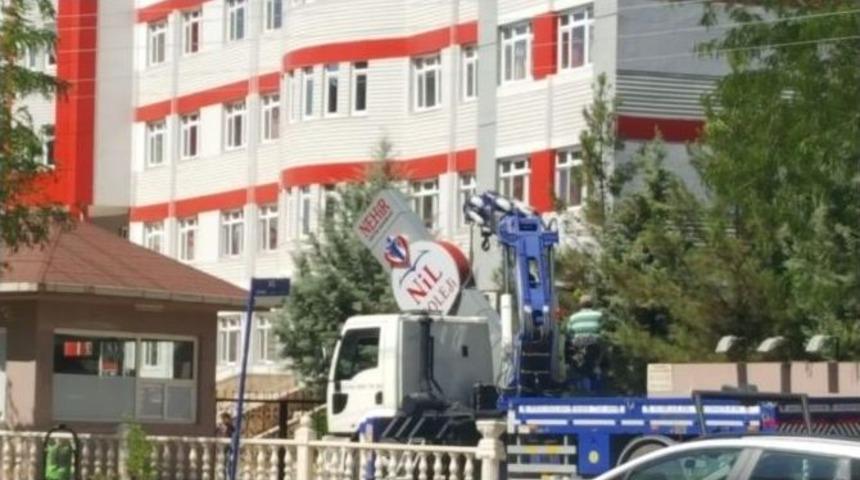 Diyarbakır&rsquo;da Kapatılan Fet&ouml; Okullarının Tabelası S&ouml;k&uuml;ld&uuml;