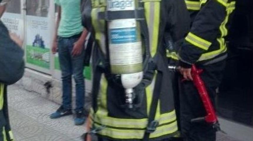 Kuaf&ouml;rde Yangın &Ccedil;ıktı