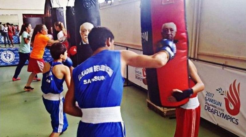 Boks Torbasına Fet&ouml; Liderinin Fotoğrafını Yapıştırarak Yumrukladılar