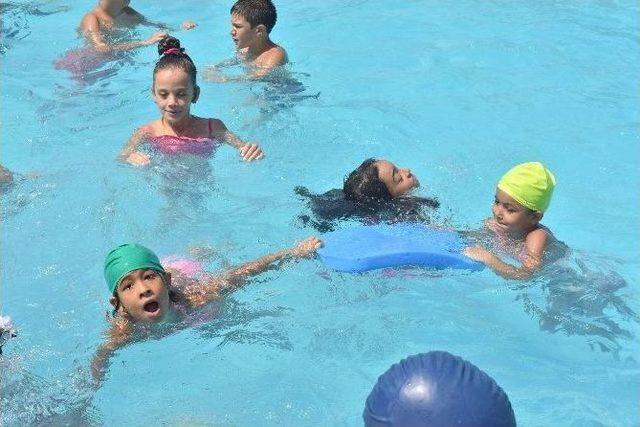 Nazilli’de 108 Çocuk Yüzmeyi Öğrendi