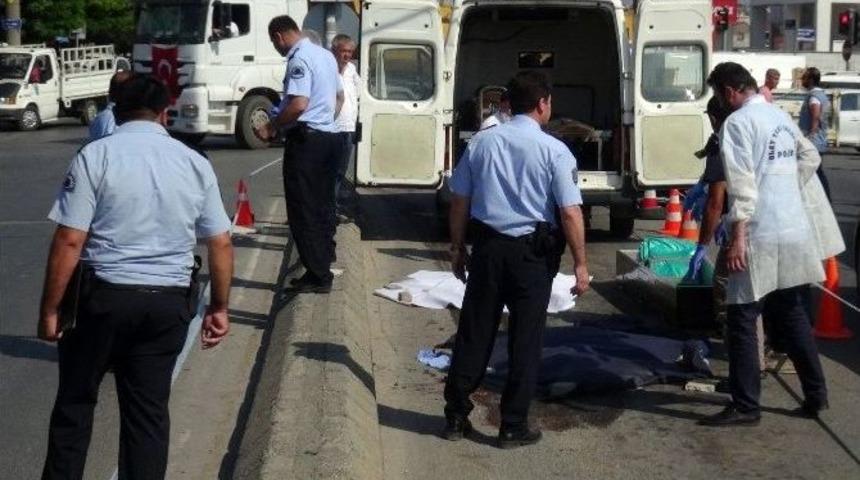 Kamyonun &Ccedil;arptığı Kadın Hayatını Kaybetti