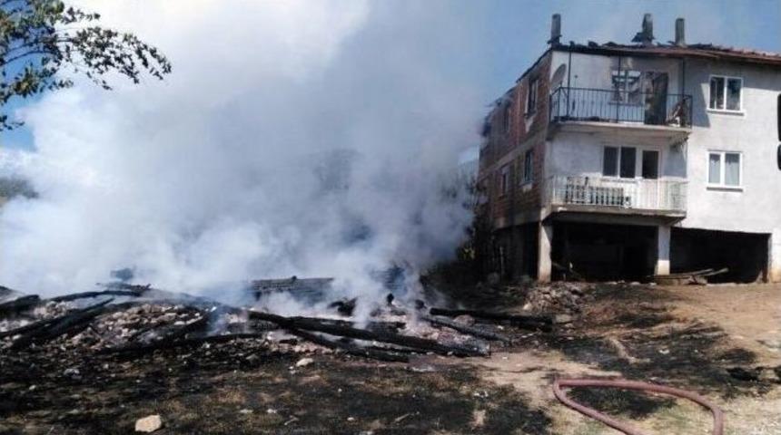 Kastamonu&rsquo;da Anız Ateşi &Uuml;&ccedil; Evi Yaktı
