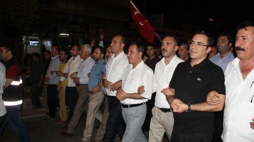 Kahta&rsquo;da Sağlık &Ccedil;alışanları Demokrasi Y&uuml;r&uuml;y&uuml;ş&uuml;ne Katıldı