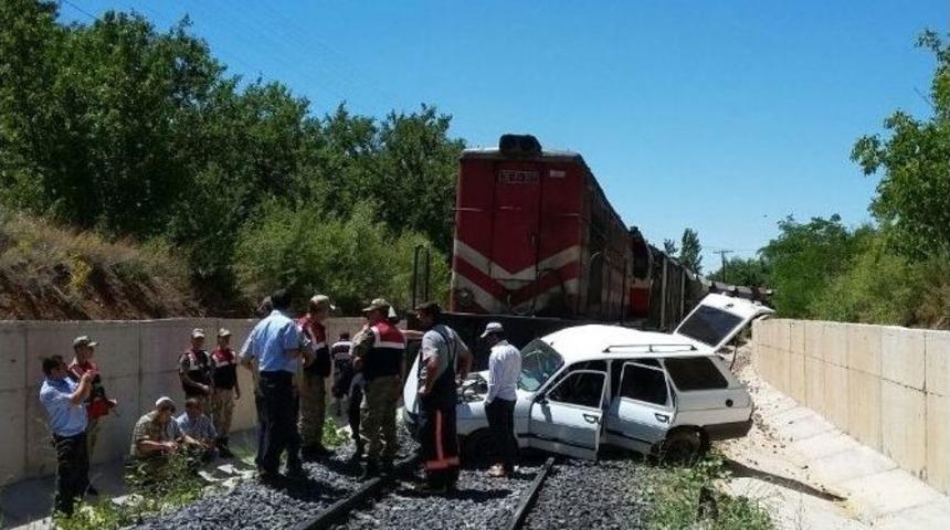 Elazığ&rsquo;da Trenin &Ccedil;arptığı Otomobil, 100 Metre S&uuml;r&uuml;klendi