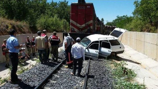 Elazığ’da Trenin Çarptığı Otomobil, 100 Metre Sürüklendi