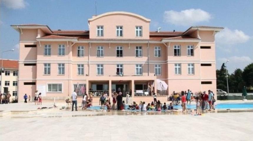 Dezavantajlı &Ouml;ğrencilerin Havuz Eğlencesi