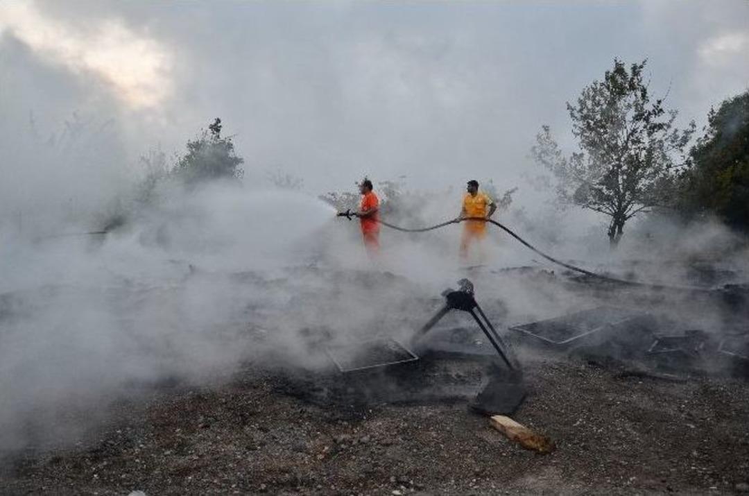 A&ccedil;ık Alandaki Yangın Mahalleliyi Korkuttu