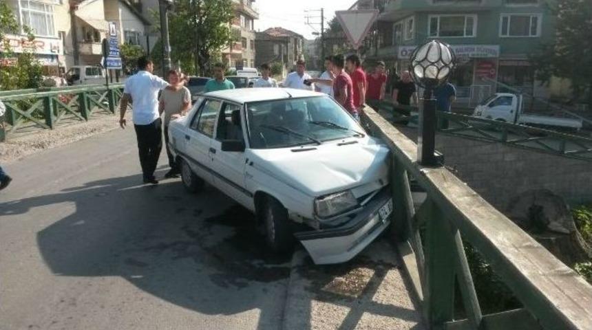 Otomobil K&ouml;pr&uuml; Korkuluklarına &Ccedil;arparak Durabildi