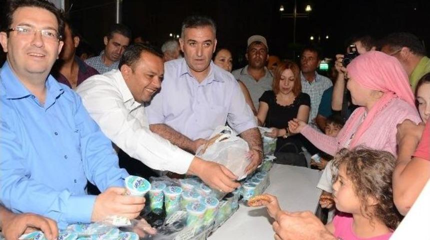 Demokrasi N&ouml;beti Tutan Halka Simit Ve Ayran İkramı