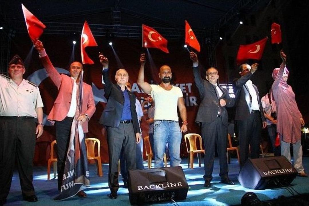 Tankın Altına Yatan Vatandaş Samsun&rsquo;da Demokrasi N&ouml;betine Katıldı