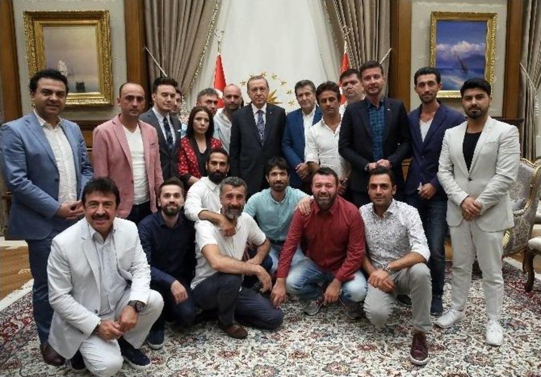 Cumhurbaşkanı Erdoğan, Sanat&ccedil;ı, Oyuncu, Radyocu Ve Sporcuları Kabul Etti