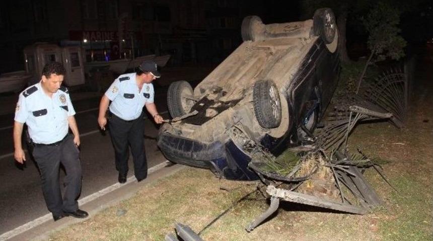 Kamyonet Ref&uuml;jdeki Korkuluklara &Ccedil;arptı: 2 Yaralı