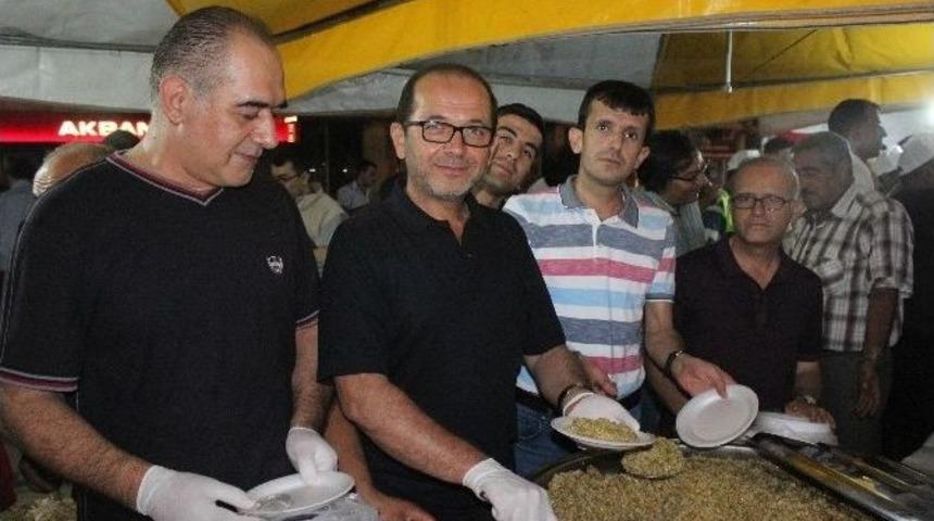 Demokrasi N&ouml;beti S&uuml;r&uuml;yor