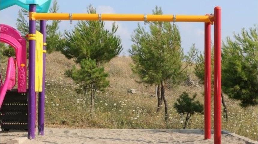 Hırsızlar &Ccedil;ocuk Parkındaki Salıncakları &Ccedil;aldı