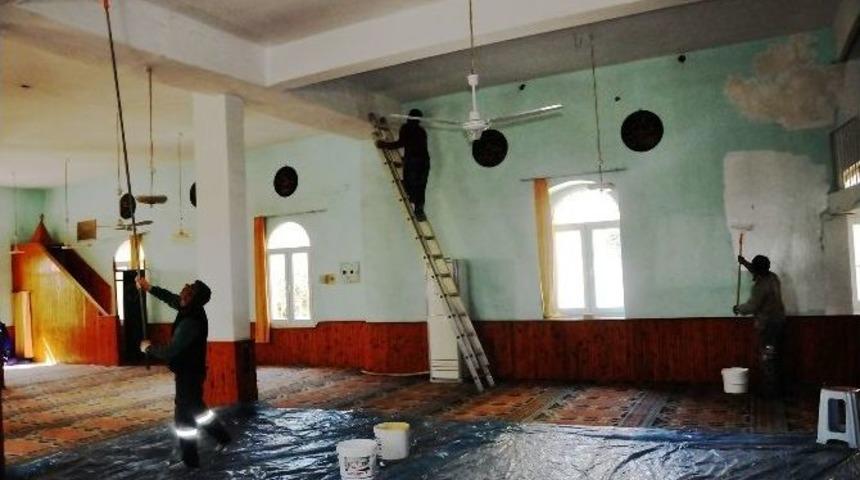 Erdemli Belediyesi&rsquo;nden Camilere Boya Hizmeti
