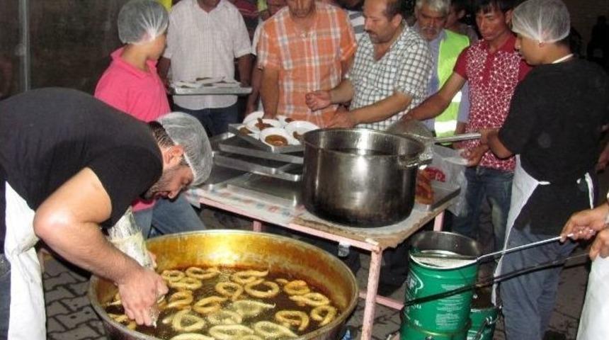 Demokrasi N&ouml;betinde Tatlı İkramı