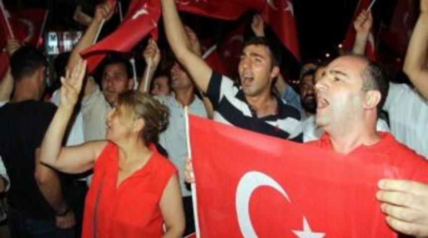 Diyarbakır&rsquo;da Demokrasi N&ouml;betinde 65 Bin T&uuml;rk Bayrağı Dağıtıldı