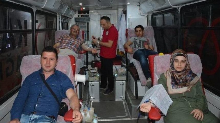 Niksarlı Demokrasi N&ouml;bet&ccedil;ileri Kan Bağışında Bulundu