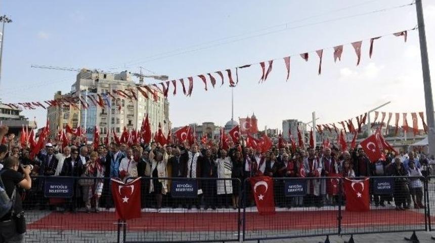 Akademisyenlerden Taksim Meydanı&rsquo;nda Milli İradeye Saygı Ve Demokrasi Y&uuml;r&uuml;y&uuml;ş&uuml;