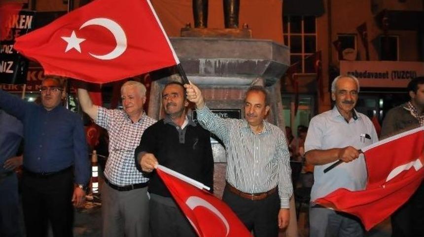 Şehit Babası Her Akşam Demokrasi N&ouml;beti Tutuyor
