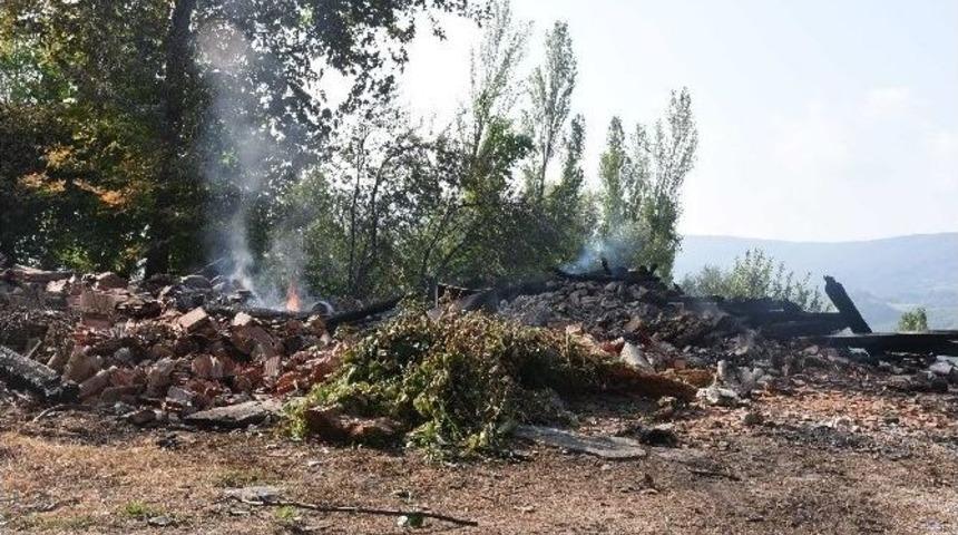 120 Yıllık Bina K&uuml;l Oldu