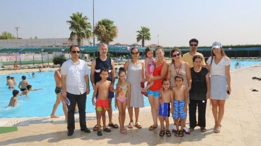 Engelli &Ccedil;ocuklar Y&uuml;zme &Ouml;ğreniyor