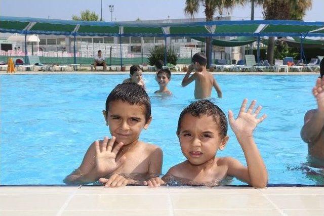 Engelli Çocuklar Yüzme Öğreniyor