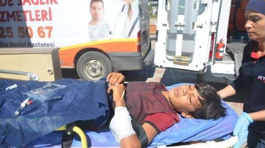 Koluna Demir Saplanan &Ccedil;ocuk Yaralandı