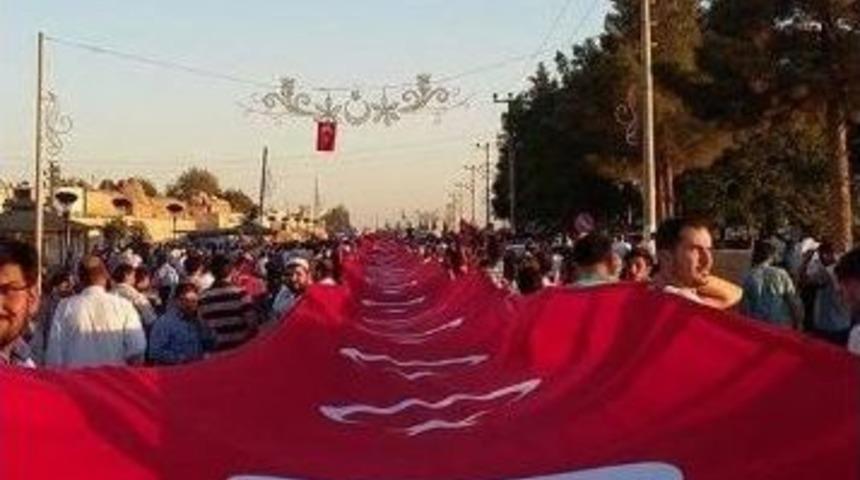 Harran’da Asker, Polis Ve Halk 30 Metrelik Türk Bayrağıyla Yürüyüş Yaptı