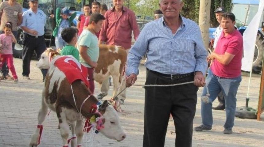 Hayvan &Uuml;reticisinden Darbe Girişimine İlgin&ccedil; Protesto