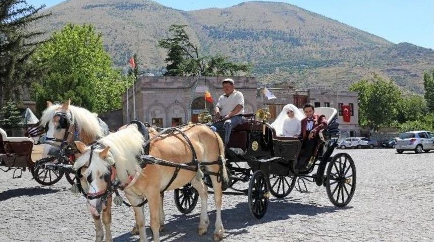 Talas&rsquo;ta Gelin Ve Damatların Fayton İlgisi