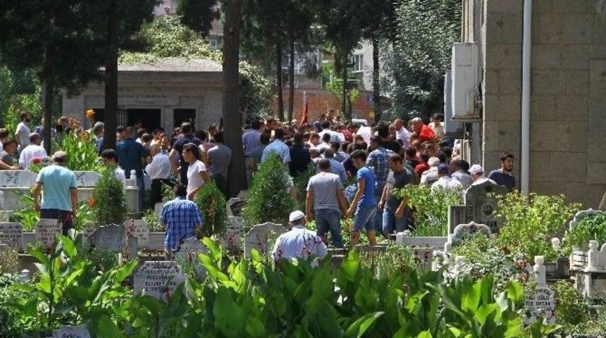 D&uuml;ğ&uuml;nde Maganda Kurşunu İle Vurulan Kameraman Toprağa Verildi