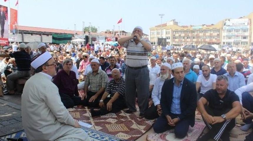 Cuma Namazı Demokrasi Meydanı&rsquo;nda Kılındı