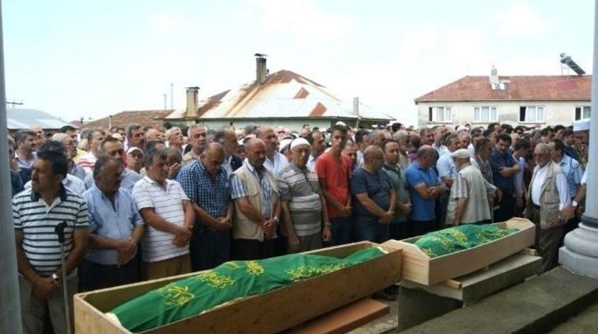 Trafik Kurbanı Aile G&ouml;zyaşları Arasında Toprağa Verildi