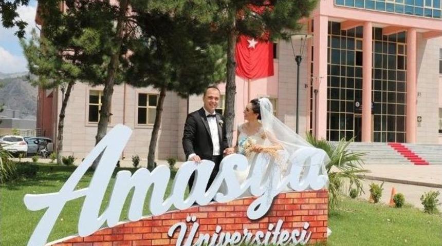 &Uuml;niversite Sıraları Gelin İle Damada St&uuml;dyo Oldu