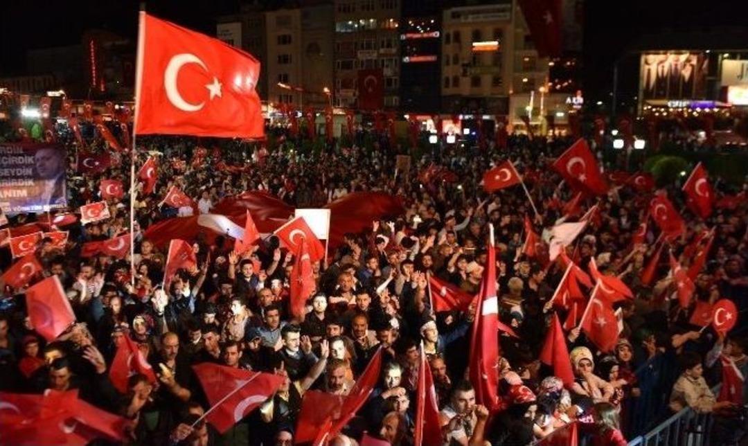 Erzurum&rsquo;un Demokrasi N&ouml;betinde Yer Ve G&ouml;k Ay Yıldızlı Bayrak