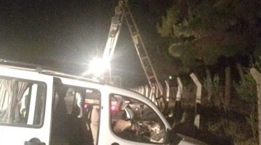 Hafif Ticari Aracın &Ccedil;arptığı Elektrik Direği Eğildi