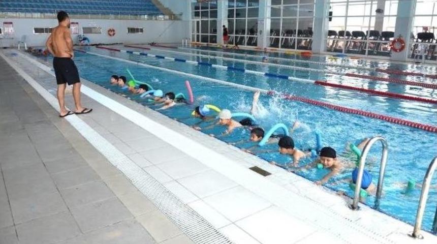 Pursaklar&rsquo;da Y&uuml;zme Kursuna B&uuml;y&uuml;k İlgi