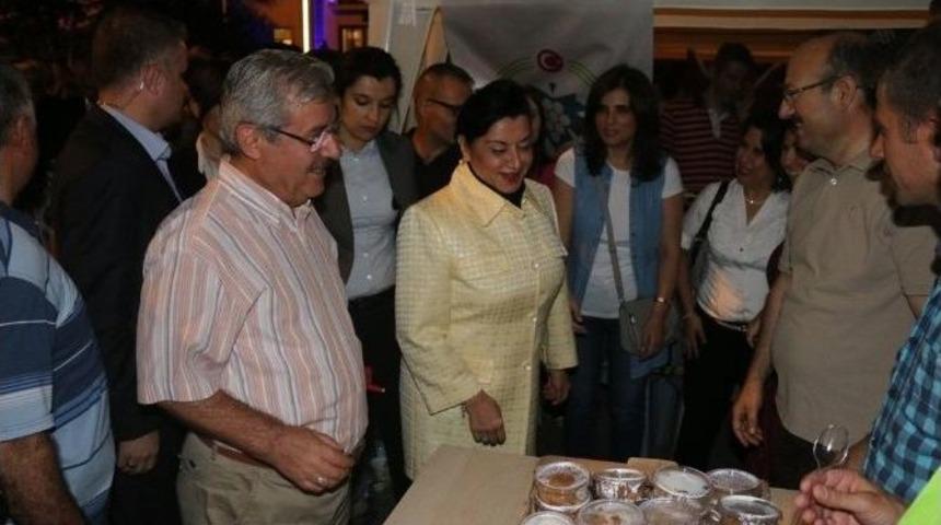 Demokrasi N&ouml;betindekilere İl &Ouml;zel İdaresi&rsquo;nden Helva İkramı